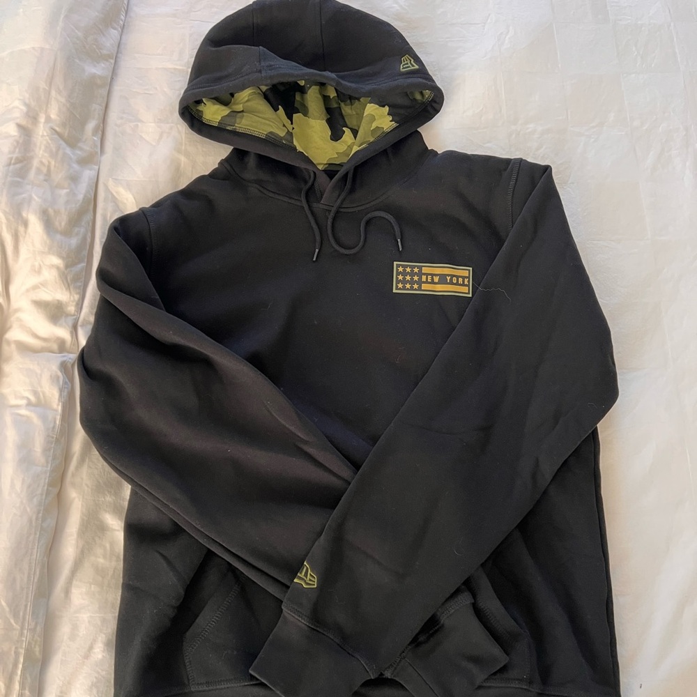 Yankees New Era Black Hoodie with Camouflage Lining L NWOT